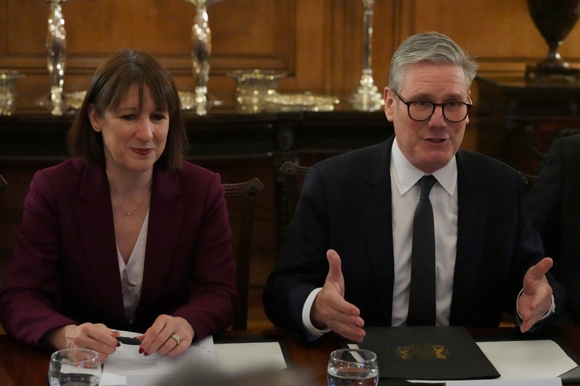 Rachel Reeves og Keir Starmers smil bliver mere og mere stive. Konflikter mellem premierministre og finansministre er ikke noget nyt i britisk historie. Foto: AP /Frank Augstein/ NTB Rachel Reeves og Keir Starmers smil bliver mere og mere stive. Konflikter mellem premierministre og finansministre er ikke noget nyt i britisk historie. Foto: AP /Frank Augstein/ NTB