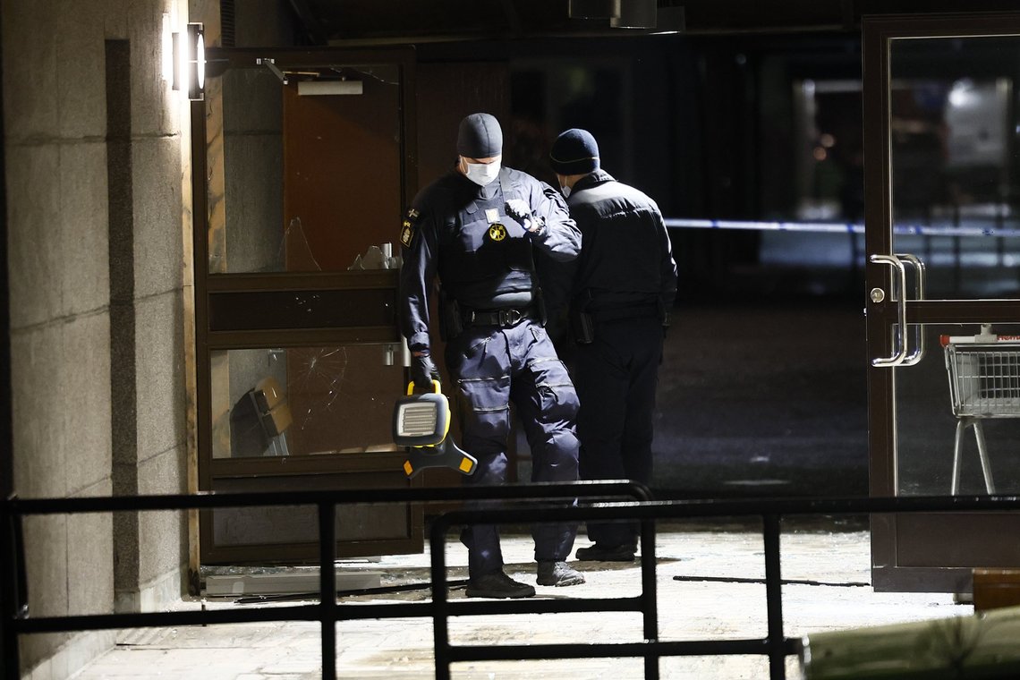 STOCKHOLM, SVERIGE 20250123
Polisens bombtekniker undersöker en port i ett flerfamiljshus i Farsta i södra Stockholm efter en explosion på torsdagskvällen. Minst två personer fick föras till sjukhus i samband med detonationen.
Foto: Stefan Jerrevång / TT / Kod 60160 STOCKHOLM, SVERIGE 20250123
Polisens bombtekniker undersöker en port i ett flerfamiljshus i Farsta i södra Stockholm efter en explosion på torsdagskvällen. Minst två personer fick föras till sjukhus i samband med detonationen.
Foto: Stefan Jerrevång / TT / Kod 60160