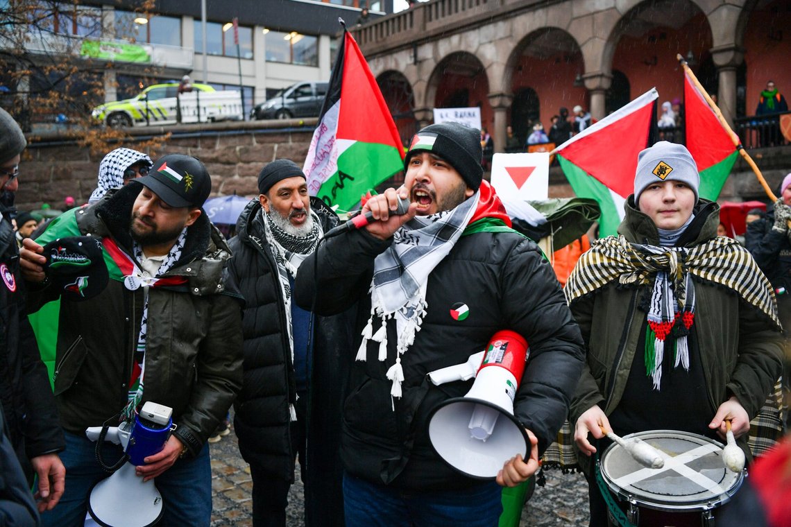 Oslo 20240302.
Palestinakomiteen i Oslo og Den Palestinske-Norske Foreningen arrangerer demonstrasjon på Youngstorget.
Foto: Rodrigo Freitas / NTB Oslo 20240302.
Palestinakomiteen i Oslo og Den Palestinske-Norske Foreningen arrangerer demonstrasjon på Youngstorget.
Foto: Rodrigo Freitas / NTB
