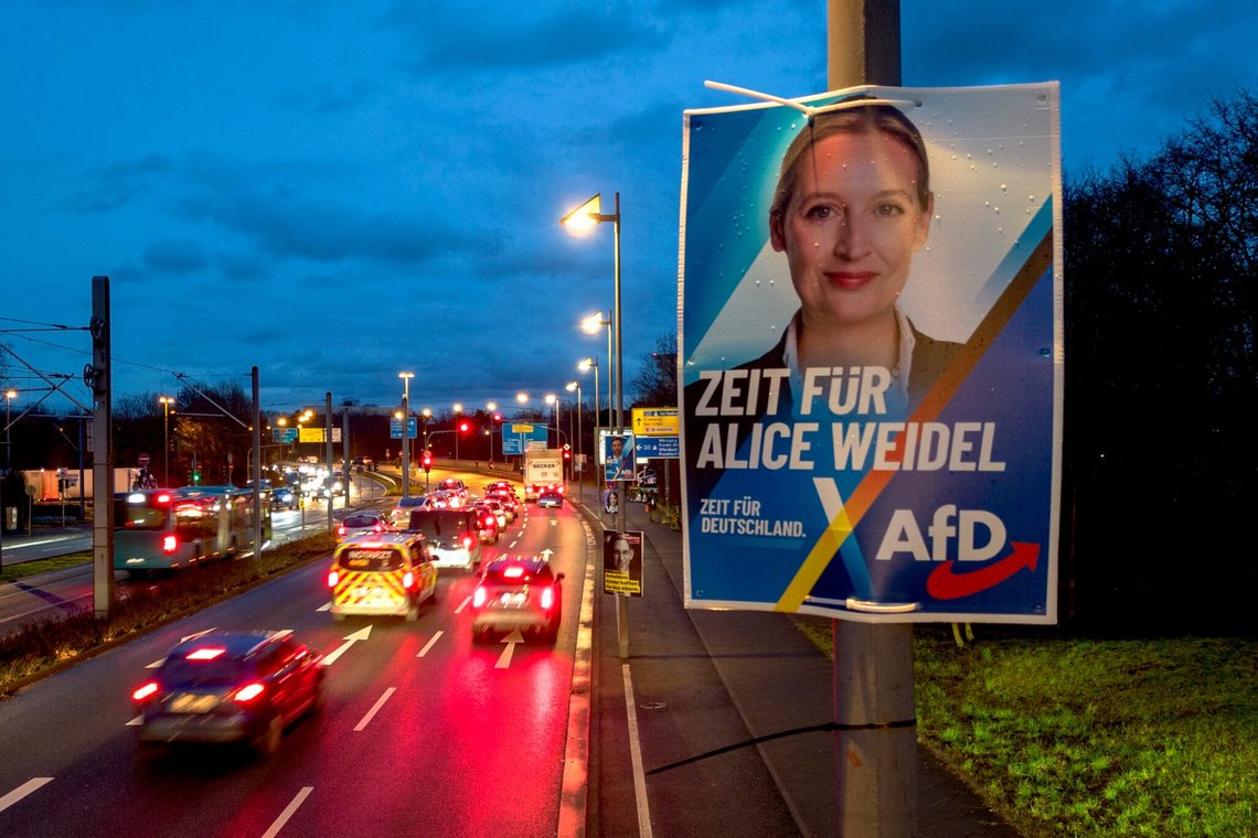 En valgplakat for AfD er hængt op på en lygtepæl ved en motorvej i Frankfurt den 28. januar 2025. Foto: Michael Probst / AP / NTB. En valgplakat for AfD er hængt op på en lygtepæl ved en motorvej i Frankfurt den 28. januar 2025. Foto: Michael Probst / AP / NTB.