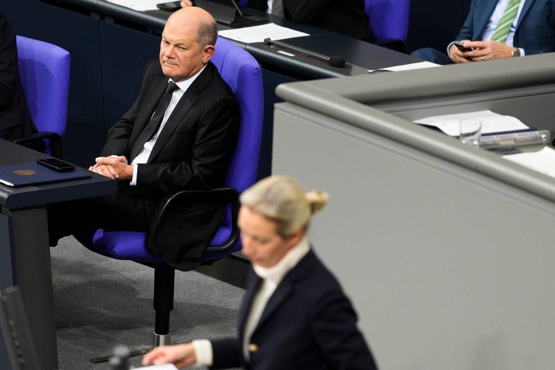 Den tyske forbundskansler Olaf Scholz, til venstre, lytter til Alice Weigel, med-leder af partiet Alternativ for Tyskland, AfD, under en debat om migration i det tyske parlament Bundestag i Berlin, Tyskland, onsdag den 29. januar 2025. (AP Photo/Markus Schreiber) Den tyske forbundskansler Olaf Scholz, til venstre, lytter til Alice Weigel, med-leder af partiet Alternativ for Tyskland, AfD, under en debat om migration i det tyske parlament Bundestag i Berlin, Tyskland, onsdag den 29. januar 2025. (AP Photo/Markus Schreiber)