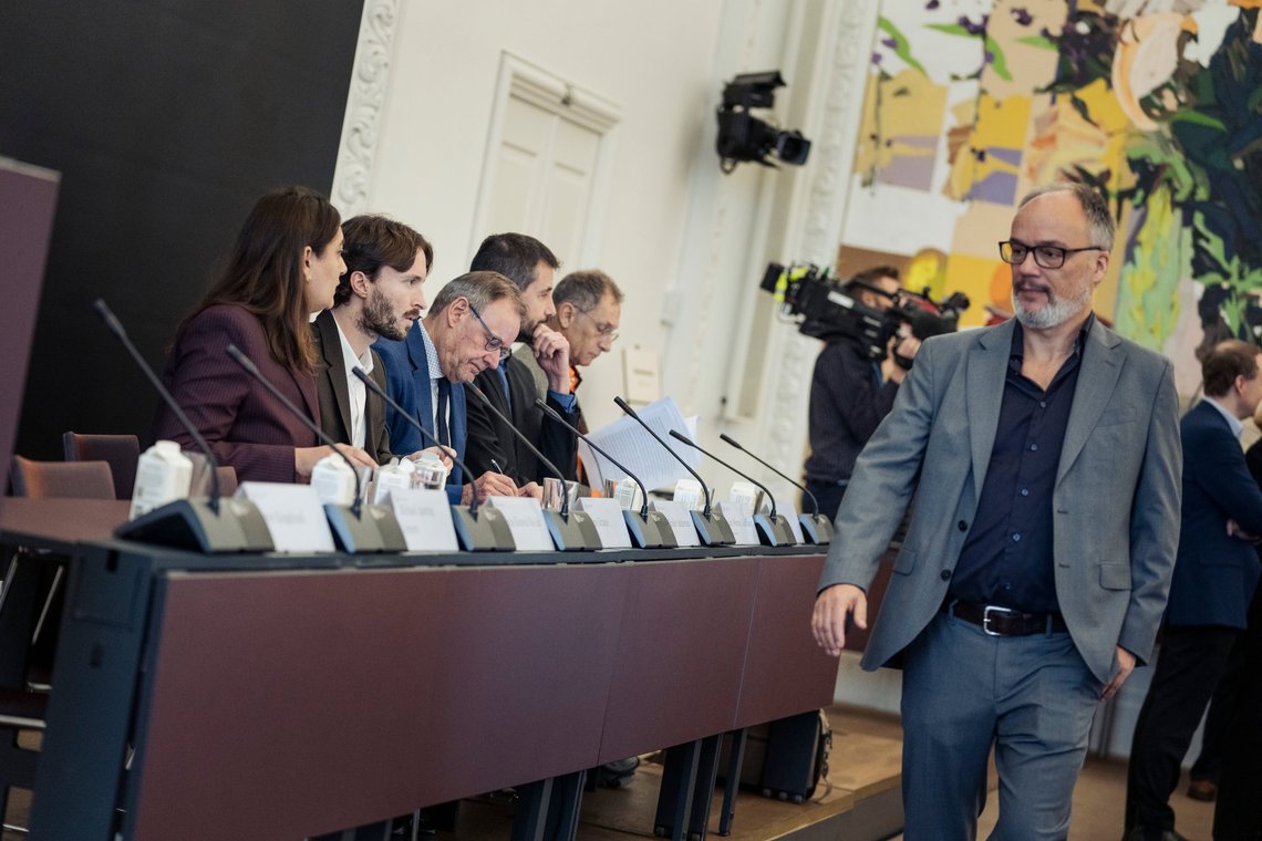 Mona Kanwal Sheikh (DIIS), Dino Krause (DIIS) Lars Erslev Andersen (DIIS), Jan Werner Mathiasen (Forsvarsakademiet) Ole Wæver (Københavns Universitet) og Peter Kragelund (DIIS) før første del af den historiske udredning om Danmarks 20-årige engagement i Afghanistan præsenteres af Dansk Institut for Internationale Studier (DIIS) i samarbejde med Udenrigspolitisk Nævn i Landstingssalen på Christiansborg, onsdag den 13. november 2024.. (Foto: Thomas Traasdahl/Ritzau Scanpix) Mona Kanwal Sheikh (DIIS), Dino Krause (DIIS) Lars Erslev Andersen (DIIS), Jan Werner Mathiasen (Forsvarsakademiet) Ole Wæver (Københavns Universitet) og Peter Kragelund (DIIS) før første del af den historiske udredning om Danmarks 20-årige engagement i Afghanistan præsenteres af Dansk Institut for Internationale Studier (DIIS) i samarbejde med Udenrigspolitisk Nævn i Landstingssalen på Christiansborg, onsdag den 13. november 2024.. (Foto: Thomas Traasdahl/Ritzau Scanpix)