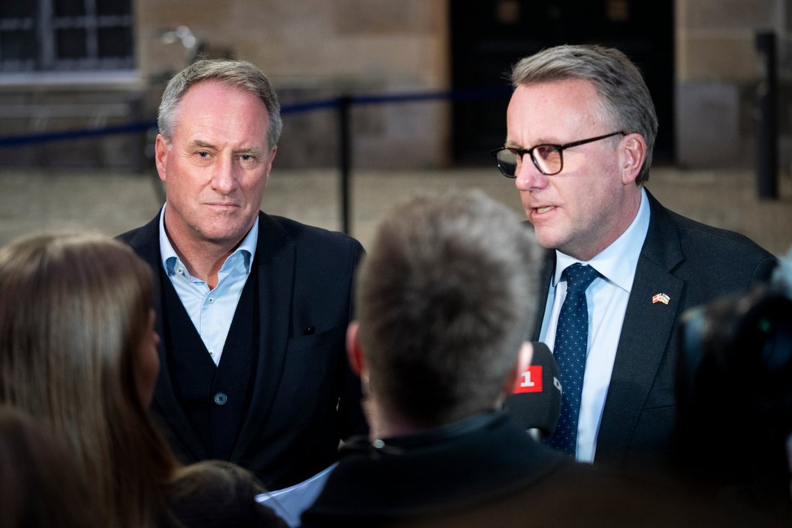 Erhvervsminister Morten Bødskov (S) og Lars Sandahl Sørensen, administrerende direktør i Dansk Industri, efter et møde med flere erhvervsledere i Statsministeriet på Christiansborg i København, torsdag den 16. januar 2025. Mødet er indkaldt på baggrund af truslen fra Donald Trump om økonomiske sanktioner, herunder straftold på danske varer, i forbindelse med diskussionen om Grønlands fremtid.. (Foto: Ida Marie Odgaard/Ritzau Scanpix) Erhvervsminister Morten Bødskov (S) og Lars Sandahl Sørensen, administrerende direktør i Dansk Industri, efter et møde med flere erhvervsledere i Statsministeriet på Christiansborg i København, torsdag den 16. januar 2025. Mødet er indkaldt på baggrund af truslen fra Donald Trump om økonomiske sanktioner, herunder straftold på danske varer, i forbindelse med diskussionen om Grønlands fremtid.. (Foto: Ida Marie Odgaard/Ritzau Scanpix)