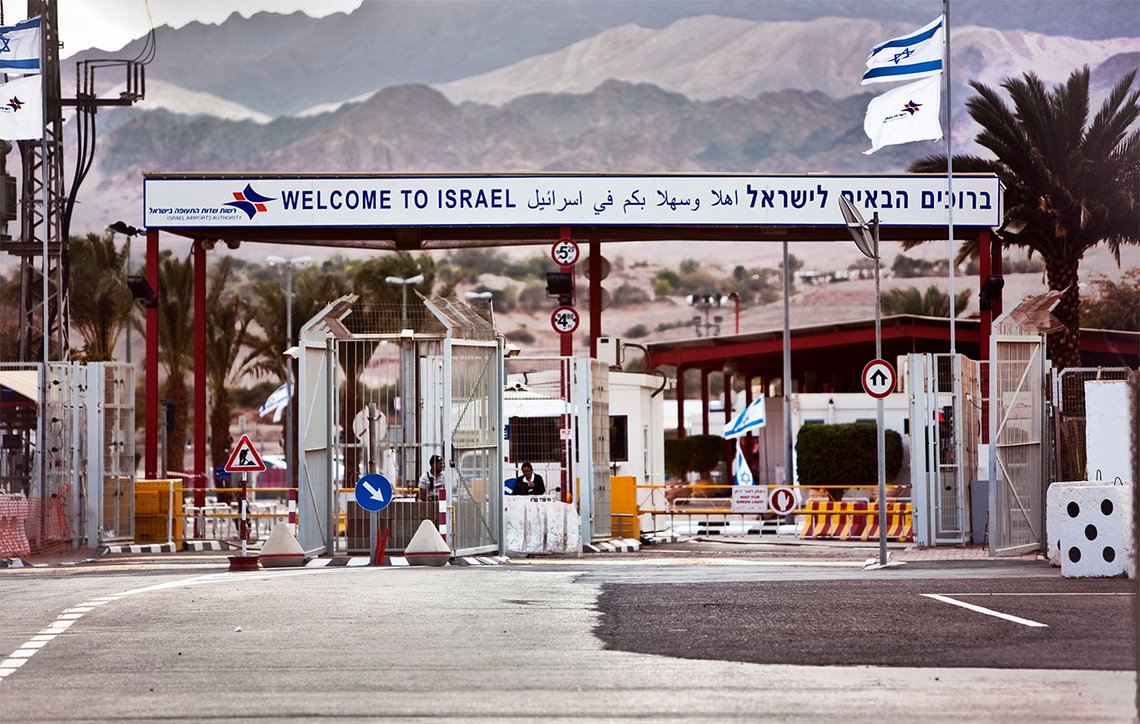 Undertegnede kom slentrende til fods fra Jordan. Den israelske grænsevagt foreslog at give mig et stempel på et separat ark papir, som senere kunne fjernes fra mit pas - for ikke at skabe problemer ved indrejse i arabiske lande. Foto: Arnt Jensvoll Undertegnede kom slentrende til fods fra Jordan. Den israelske grænsevagt foreslog at give mig et stempel på et separat ark papir, som senere kunne fjernes fra mit pas - for ikke at skabe problemer ved indrejse i arabiske lande. Foto: Arnt Jensvoll