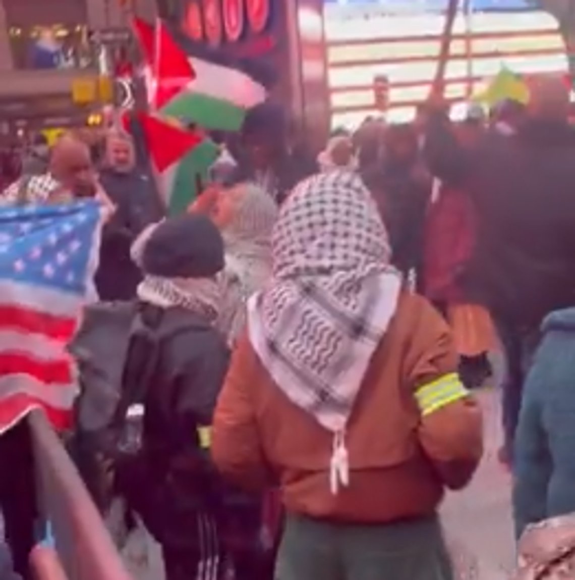 Mange demonstranter bar keffiyeh eller ansigtsmasker for at skjule deres identitet og opfordrede til, at jøderne skulle vende tilbage til Europa. Stillbillede video/ X Mange demonstranter bar keffiyeh eller ansigtsmasker for at skjule deres identitet og opfordrede til, at jøderne skulle vende tilbage til Europa. Stillbillede video/ X