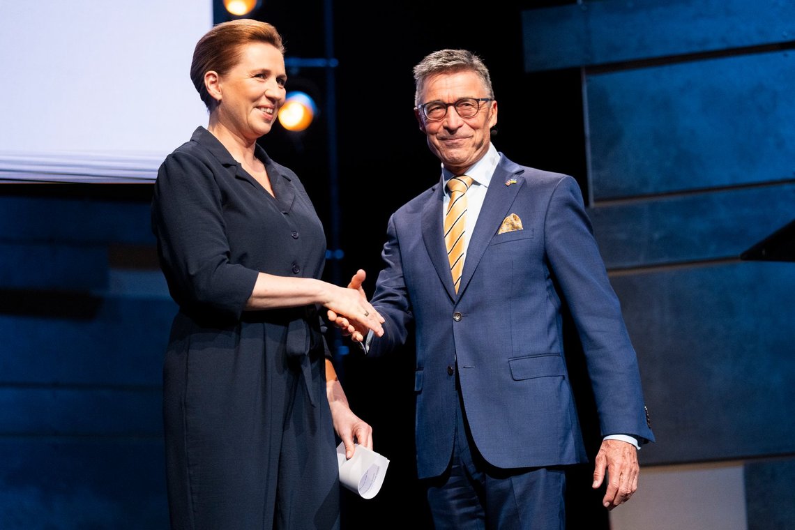 Prime Minister Mette Frederiksen (S) and Anders Fogh Rasmussen on stage at the democracy summit Copenhagen Democracy Summit at the Playhouse in Copenhagen, Tuesday, May 14, 2024. It is the seventh time that the democracy summit Copenhagen Democracy Summit is held.. (Photo: Ida Marie Odgaard/Ritzau Scanpix) Prime Minister Mette Frederiksen (S) and Anders Fogh Rasmussen on stage at the democracy summit Copenhagen Democracy Summit at the Playhouse in Copenhagen, Tuesday, May 14, 2024. It is the seventh time that the democracy summit Copenhagen Democracy Summit is held.. (Photo: Ida Marie Odgaard/Ritzau Scanpix)