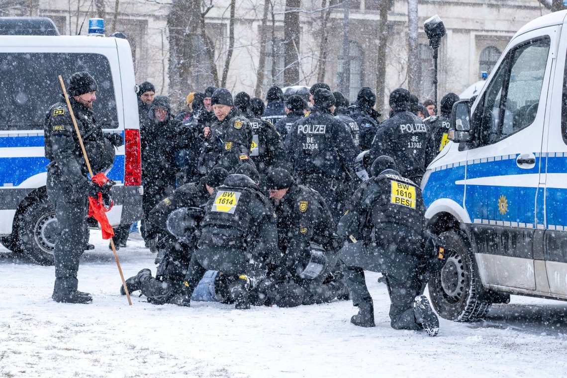 Politibetjente anholder en deltager i en demonstration på Königsplatz, pladsen for angrebet den 13. februar, i München, Tyskland, søndag den 16. februar 2025, da hundredvis af mennesker demonstrerede mod instrumentaliseringen af voldelige handlinger til racistiske mobiliseringer, mens AfD holdt en vagt på samme plads på samme tid. (Pia Bayer/dpa via AP) Politibetjente anholder en deltager i en demonstration på Königsplatz, pladsen for angrebet den 13. februar, i München, Tyskland, søndag den 16. februar 2025, da hundredvis af mennesker demonstrerede mod instrumentaliseringen af voldelige handlinger til racistiske mobiliseringer, mens AfD holdt en vagt på samme plads på samme tid. (Pia Bayer/dpa via AP)
