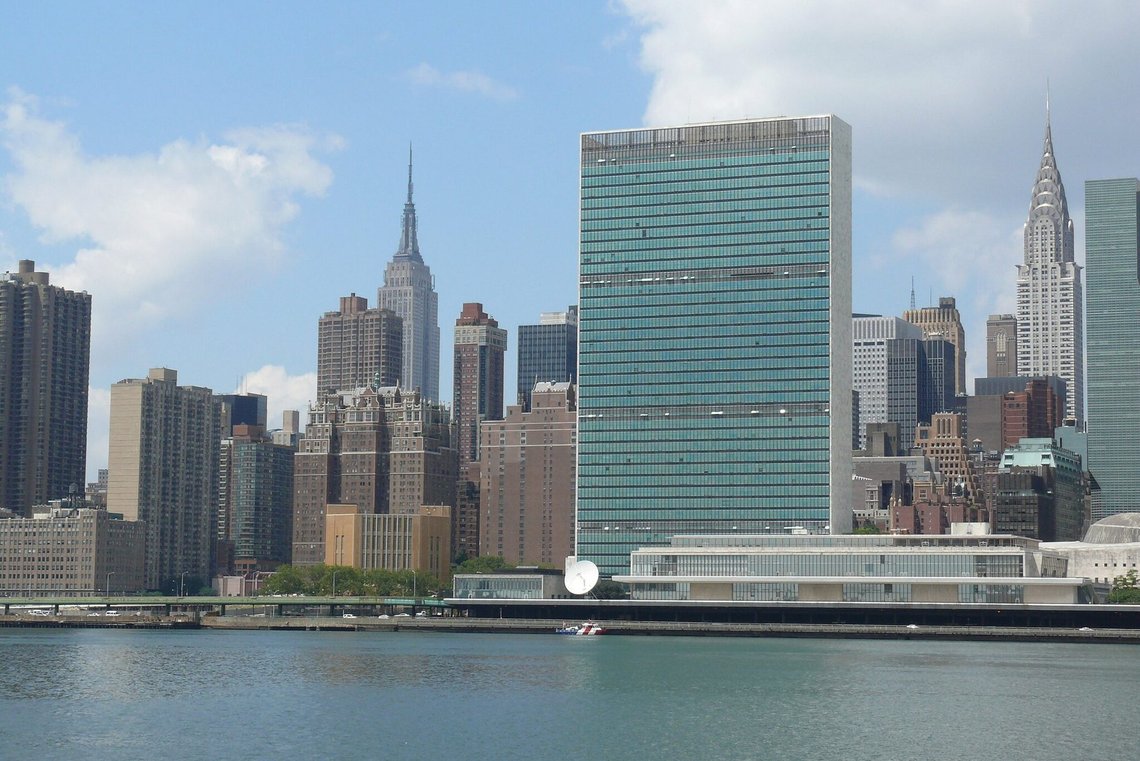 FN-bygningen ved East River i New York. Foto: Ad Meskens / Wikimedia Commons (cc by-sa 3.0). FN-bygningen ved East River i New York. Foto: Ad Meskens / Wikimedia Commons (cc by-sa 3.0).