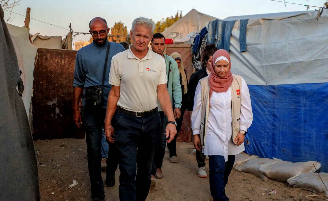 Medens arbejdet i Ukraine er indstillet, fortsætter Flygtningehjælpens arbejde i Gaza. Her er generalsekretær Jan Egeland på besøg i Gaza City før jul sidste år (Foto: Amjad Al Fayoumi/NRC/NTB) Medens arbejdet i Ukraine er indstillet, fortsætter Flygtningehjælpens arbejde i Gaza. Her er generalsekretær Jan Egeland på besøg i Gaza City før jul sidste år (Foto: Amjad Al Fayoumi/NRC/NTB)