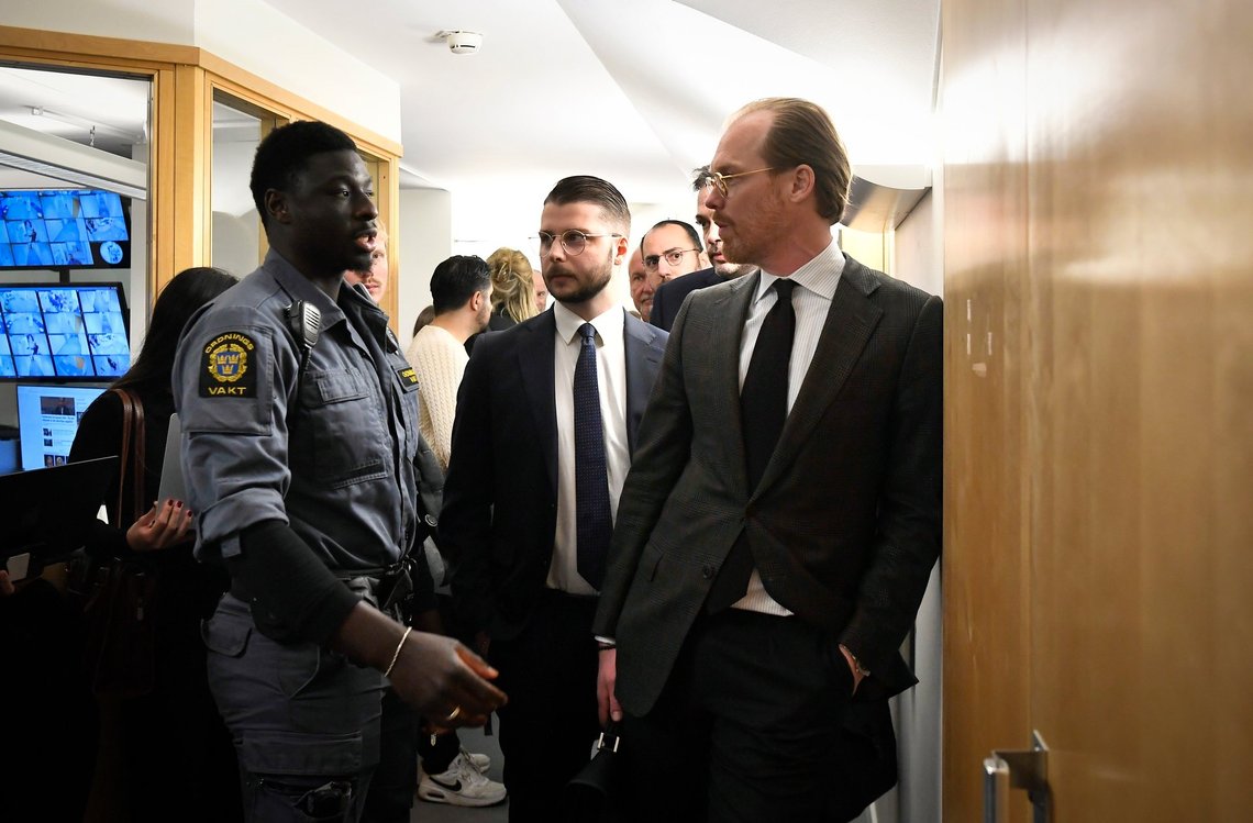 STOCKHOLM, SVERIGE 20250304.
Advokatene Per Persson og Tobias Enochson på vei til hovedforhandlingen i saken der 18 personer er siktet for deltagelse i kidnapping og drap på to 14 år gamle gutter i Stockholms län samt forberedelse til drap på andre personer.
Foto: Viktoria Bank/TT / NTB STOCKHOLM, SVERIGE 20250304.
Advokatene Per Persson og Tobias Enochson på vei til hovedforhandlingen i saken der 18 personer er siktet for deltagelse i kidnapping og drap på to 14 år gamle gutter i Stockholms län samt forberedelse til drap på andre personer.
Foto: Viktoria Bank/TT / NTB