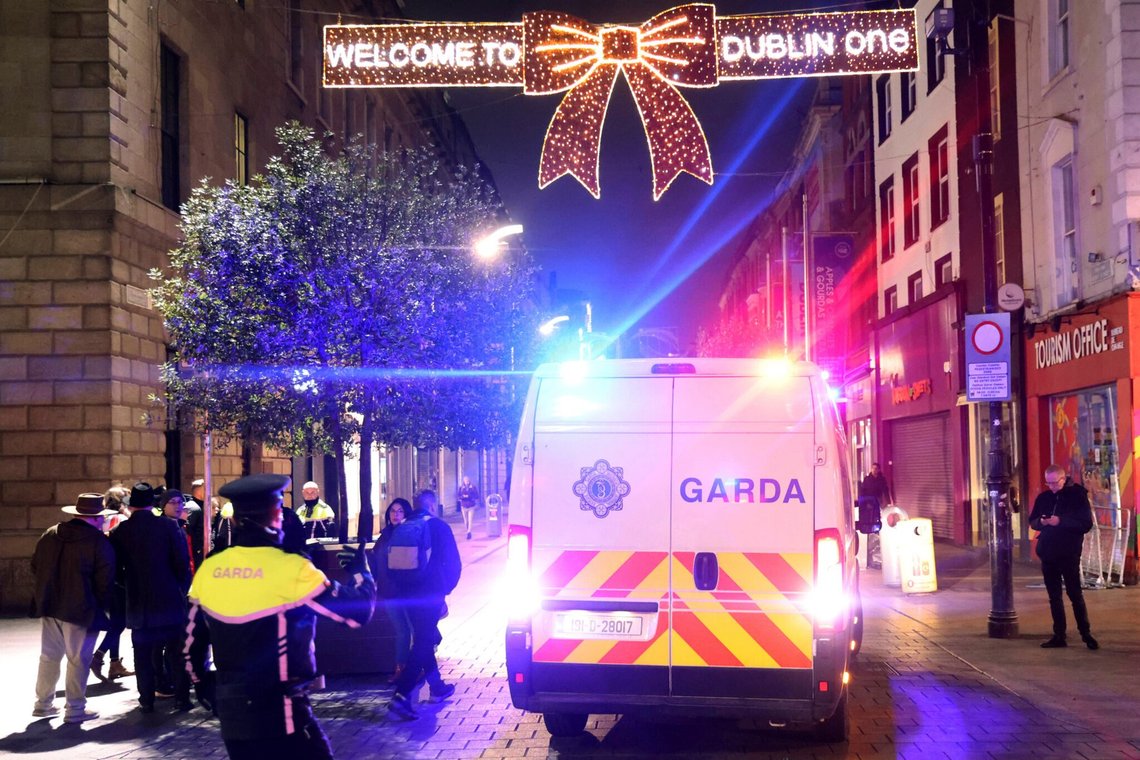 Politiet patruljerer i centrum af Dublin under voldsomme protester mod masseindvandring til Irland den 24. november 2023, efter at tre små børn blev stukket ned i den irske hovedstad. 34 personer blev arresteret. Foto: Peter Morrisson / AP / NTB. Politiet patruljerer i centrum af Dublin under voldsomme protester mod masseindvandring til Irland den 24. november 2023, efter at tre små børn blev stukket ned i den irske hovedstad. 34 personer blev arresteret. Foto: Peter Morrisson / AP / NTB.