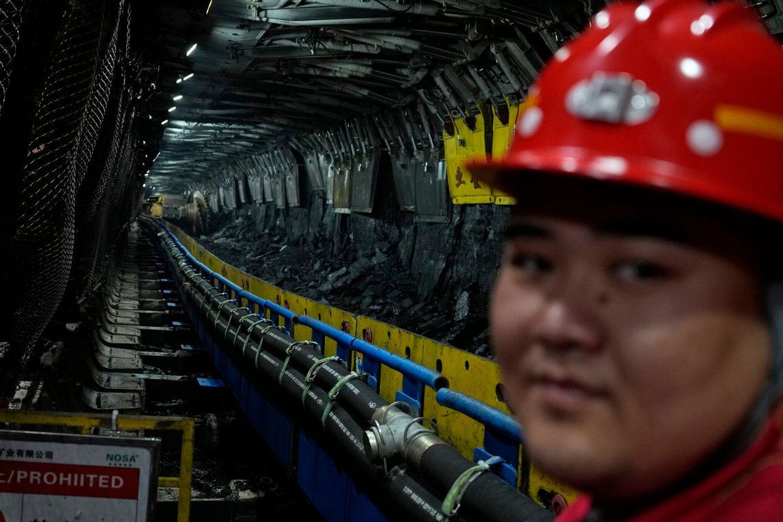 En minearbejder på arbejde i Xiaobaodang-kulminen i Kinas Shaanxi-provins den 26. april 2023. Foto: Ng Han Guan / AP / NTB. En minearbejder på arbejde i Xiaobaodang-kulminen i Kinas Shaanxi-provins den 26. april 2023. Foto: Ng Han Guan / AP / NTB.