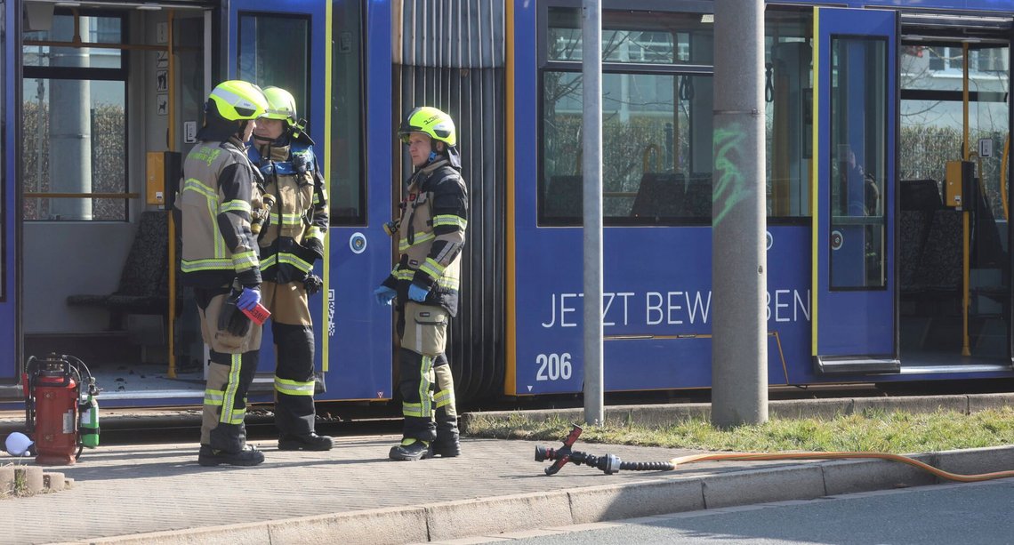 Brandfolk står foran en sporvogn, efter at en kvinde blev sat i brand i Gera, Tyskland, søndag den 16. marts 2025. Foto: Bodo Schackow/ dpa /AP/ NTB Brandfolk står foran en sporvogn, efter at en kvinde blev sat i brand i Gera, Tyskland, søndag den 16. marts 2025. Foto: Bodo Schackow/ dpa /AP/ NTB