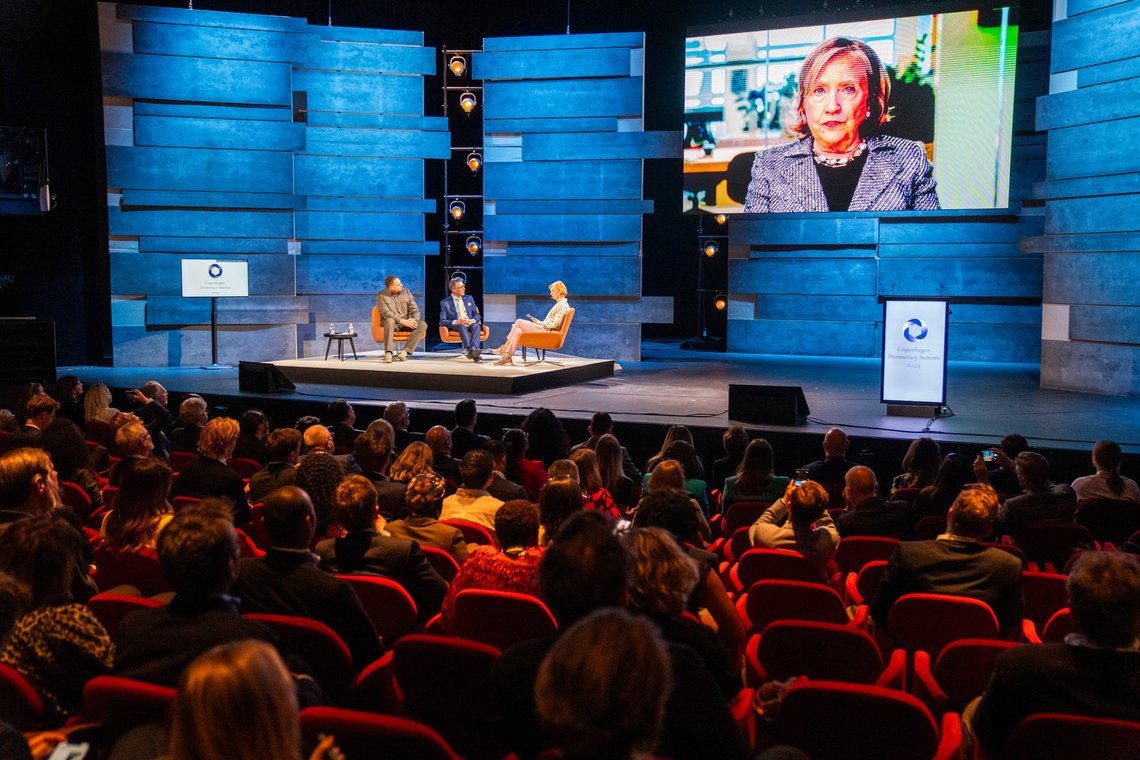 Hillary Clinton på videolink og stabschef for Ukraines præsidentkontor Andriy Yermak og Anders Fogh Rasmussen på scenen ved demokratitopmødet Copenhagen Democracy Summit i Skuespilhuset i København, tirsdag den 14. maj 2024. Det er syvende gang, at demokratitopmødet Copenhagen Democracy Summit afholdes.. (Foto: Ida Marie Odgaard/Ritzau Scanpix) Hillary Clinton på videolink og stabschef for Ukraines præsidentkontor Andriy Yermak og Anders Fogh Rasmussen på scenen ved demokratitopmødet Copenhagen Democracy Summit i Skuespilhuset i København, tirsdag den 14. maj 2024. Det er syvende gang, at demokratitopmødet Copenhagen Democracy Summit afholdes.. (Foto: Ida Marie Odgaard/Ritzau Scanpix)