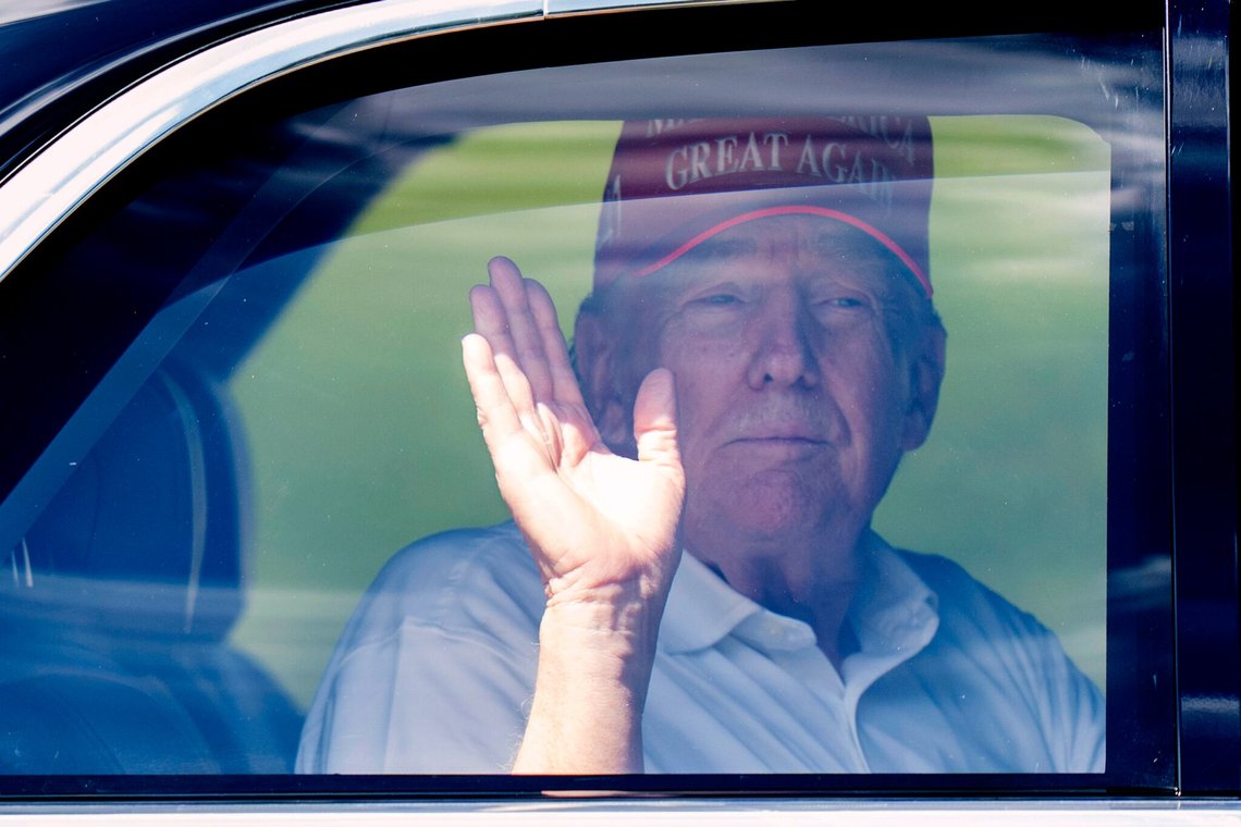 Præsident Donald Trump vinker fra sin limousine, da han forlader Trump International Golf Club, lørdag den 15. marts 2025, i West Palm Beach, Florida Foto: AP/Manuel Balce Ceneta/NTB Præsident Donald Trump vinker fra sin limousine, da han forlader Trump International Golf Club, lørdag den 15. marts 2025, i West Palm Beach, Florida Foto: AP/Manuel Balce Ceneta/NTB