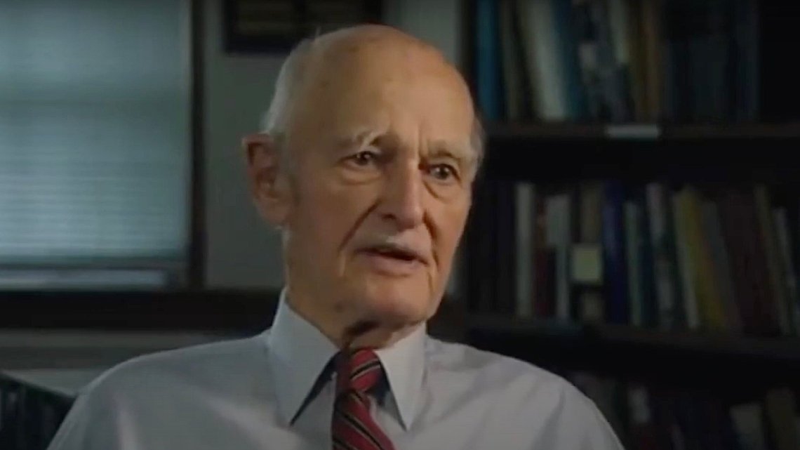 Den amerikanske diplomat og historiker George F. Kennan (1904–2005) var en af USAs førende udenrigspolitiske tænkere under den kolde krig. Stillbillede: International School History Teacher / YouTube. Den amerikanske diplomat og historiker George F. Kennan (1904–2005) var en af USAs førende udenrigspolitiske tænkere under den kolde krig. Stillbillede: International School History Teacher / YouTube.