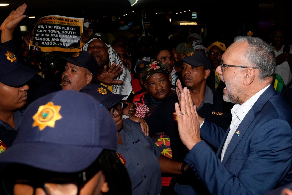 Rasool blev budt velkommen af jublende tilhængere. »Vi, befolkningen i Cape Town, Sydafrika, er Ebrahim Rasool, og Ebrahim Rasool er os,« står der på en plakat i baggrunden. Foto: Nardus Engelbrecht / AP / NTB Rasool blev budt velkommen af jublende tilhængere. »Vi, befolkningen i Cape Town, Sydafrika, er Ebrahim Rasool, og Ebrahim Rasool er os,« står der på en plakat i baggrunden. Foto: Nardus Engelbrecht / AP / NTB