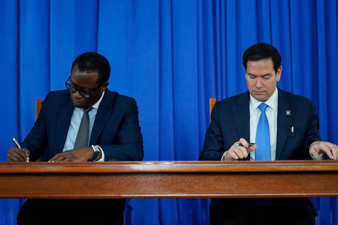 USA's udenrigsminister Marco Rubio og Guyanas udenrigsminister Hugh Todd underskriver en sikkerhedsaftale i Georgetown, Guyana, torsdag den 27. marts 2025. Foto: Nathan Howard/Pool photo via AP/ NTB USA's udenrigsminister Marco Rubio og Guyanas udenrigsminister Hugh Todd underskriver en sikkerhedsaftale i Georgetown, Guyana, torsdag den 27. marts 2025. Foto: Nathan Howard/Pool photo via AP/ NTB