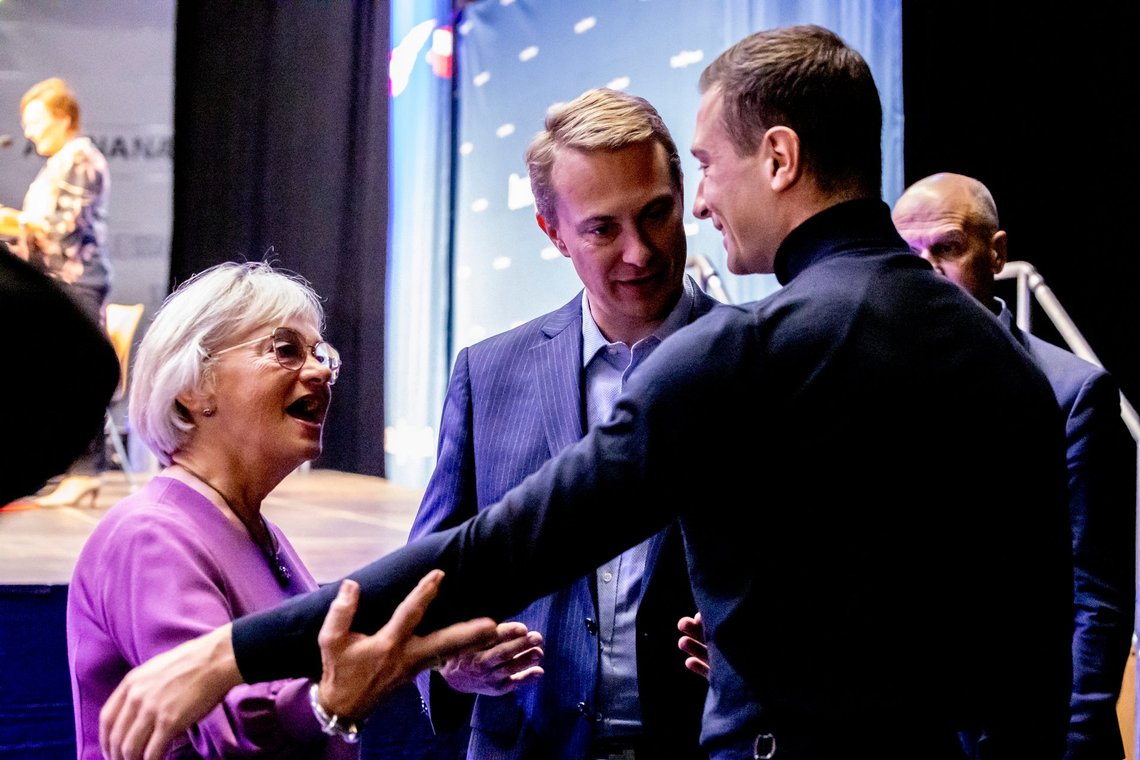 Franske Jordan Bardella fra Rassemblement National(til højre), formand Morten Messerschmidt og Pia Kjærsgaard(til venstre). Dansk Folkeparti holder årsmøde i Arena Næstved lørdag den 28. september 2024. Formanden for det franske parti National Samling, Jordan Bardella, er gæstetaler på årsmødet. (Foto: Ingrid Riis/Scanpix 2024) Franske Jordan Bardella fra Rassemblement National(til højre), formand Morten Messerschmidt og Pia Kjærsgaard(til venstre). Dansk Folkeparti holder årsmøde i Arena Næstved lørdag den 28. september 2024. Formanden for det franske parti National Samling, Jordan Bardella, er gæstetaler på årsmødet. (Foto: Ingrid Riis/Scanpix 2024)