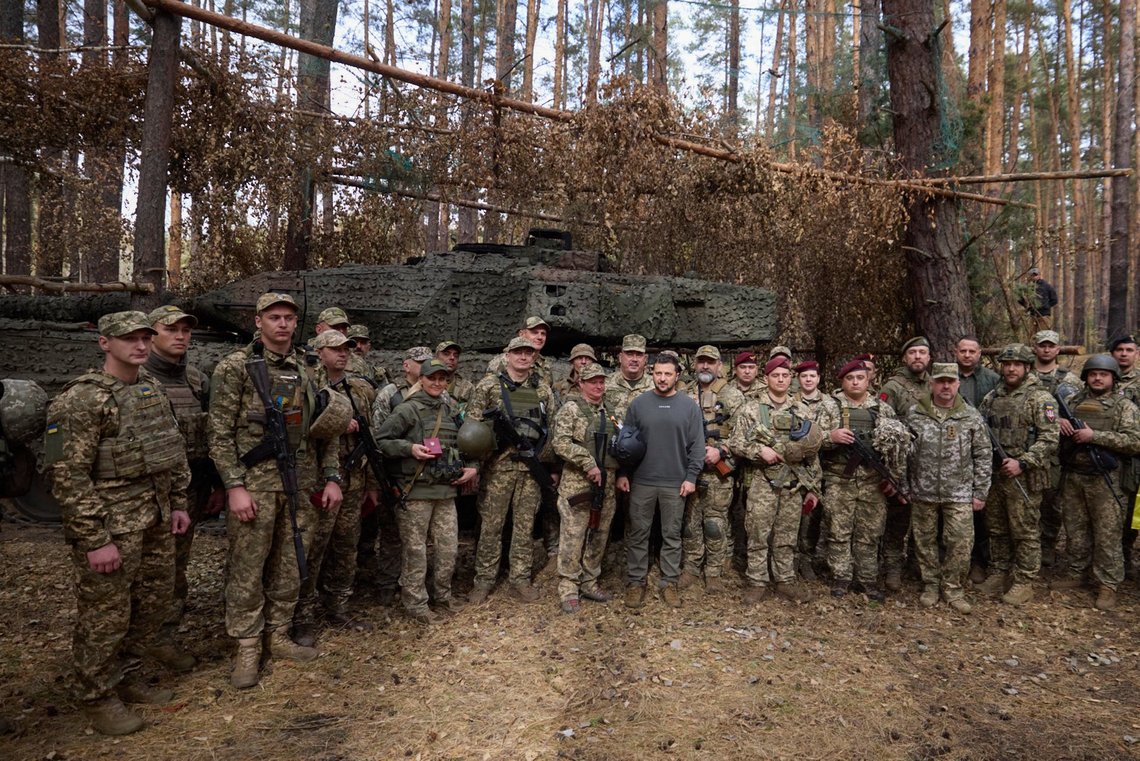 Ukraines præsident Volodymyr Zelenskyy poserer med ukrainske soldater foran en Leopard 2-kampvogn på frontlinjen i Kharkiv-regionen i Ukraine, tirsdag den 3. oktober 2023. Foto: Den ukrainske præsidents pressekontor via AP/ NTB Ukraines præsident Volodymyr Zelenskyy poserer med ukrainske soldater foran en Leopard 2-kampvogn på frontlinjen i Kharkiv-regionen i Ukraine, tirsdag den 3. oktober 2023. Foto: Den ukrainske præsidents pressekontor via AP/ NTB