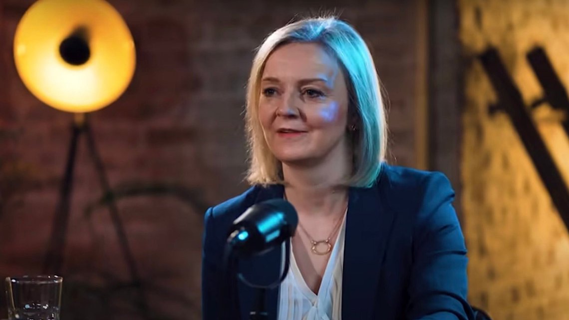Det blev et kort ophold i Downing Street for Liz Truss. Så mistede hun sin plads i Underhuset. Nu forsøger hun at bygge sig selv op som Trump-tilhænger. Stillbillede: Andrew Gold Heretics / YouTube. Det blev et kort ophold i Downing Street for Liz Truss. Så mistede hun sin plads i Underhuset. Nu forsøger hun at bygge sig selv op som Trump-tilhænger. Stillbillede: Andrew Gold Heretics / YouTube.