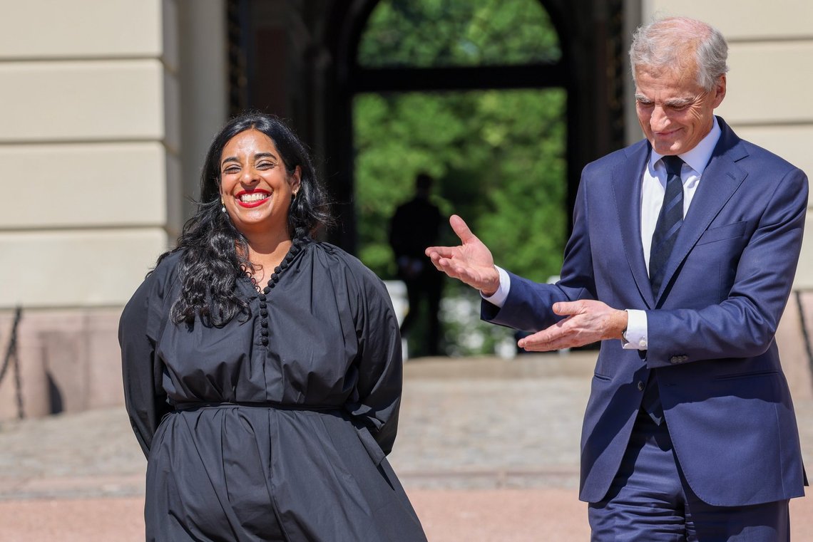 Oslo 20230628.
Statsminister Jonas Gahr Støre presenterer Lubna Jaffery som kultur- og likestillingsminister etter Anette Trettebergstuen som sist fredag varslet sin avgang.
Foto: Geir Olsen / NTB Oslo 20230628.
Statsminister Jonas Gahr Støre presenterer Lubna Jaffery som kultur- og likestillingsminister etter Anette Trettebergstuen som sist fredag varslet sin avgang.
Foto: Geir Olsen / NTB