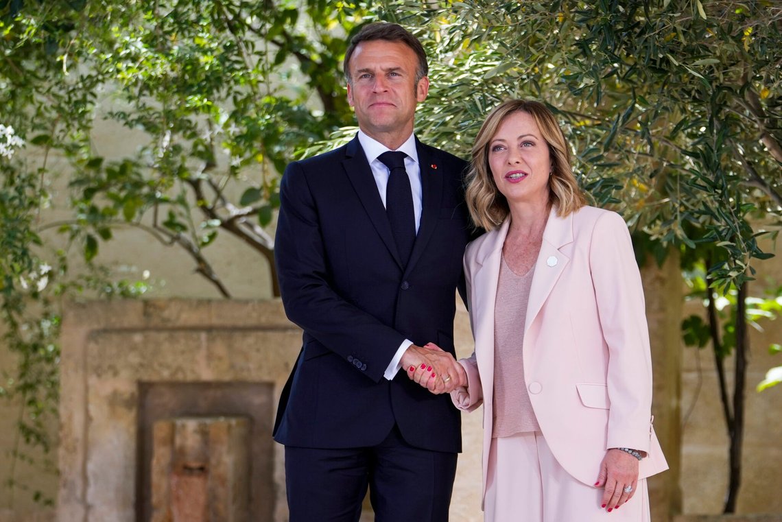 Emmanuel Macron bydes velkommen af Giorgia Meloni til G7-mødet i Borgo Egnazia i Italien den 13. juni 2024. Foto: Luca Bruno / AP / NTB. Emmanuel Macron bydes velkommen af Giorgia Meloni til G7-mødet i Borgo Egnazia i Italien den 13. juni 2024. Foto: Luca Bruno / AP / NTB.
