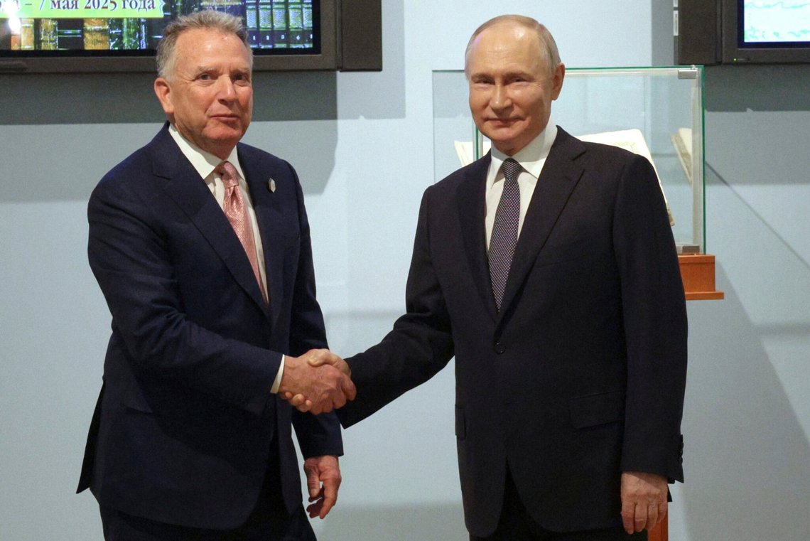Steve Witkoff hilser på Vladimir Putin i Skt. Petersborg den 11. april 2025. Foto: Gavriil Grigorov / Sputnik / Kreml via AP / NTB. Steve Witkoff hilser på Vladimir Putin i Skt. Petersborg den 11. april 2025. Foto: Gavriil Grigorov / Sputnik / Kreml via AP / NTB.
