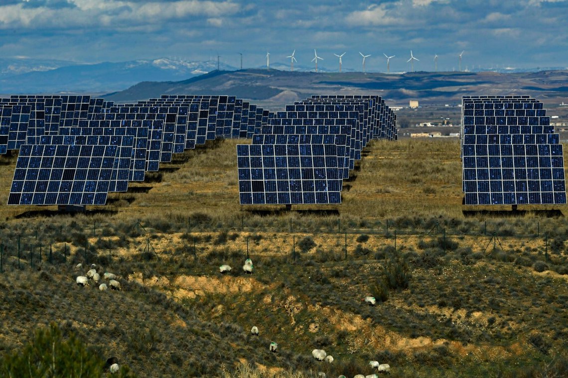Utsikt til en solpark og en vindpark ved Milagro i den nordspanske Navarra-provinsen den 24. februar 2023. Foto: Alvaro Barrientos / AP / NTB. Utsikt til en solpark og en vindpark ved Milagro i den nordspanske Navarra-provinsen den 24. februar 2023. Foto: Alvaro Barrientos / AP / NTB.