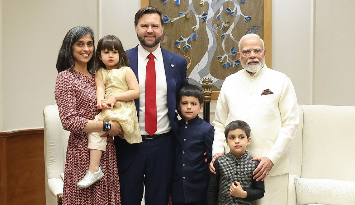 Usha Chilukuri Vance med sin datter Mirabel Rose, James David Vance, Ewan Blaine og Vivek foran Narendra Modi. Foto: Premierministerens kontor Usha Chilukuri Vance med sin datter Mirabel Rose, James David Vance, Ewan Blaine og Vivek foran Narendra Modi. Foto: Premierministerens kontor