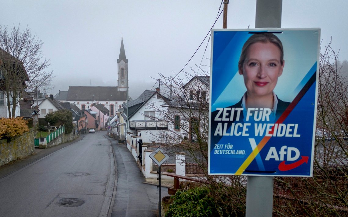 En valgplakat for AfD langs en gade i Oberreifenberg uden for Frankfurt den 6. februar 2025. Foto: Michael Probst / AP / NTB. En valgplakat for AfD langs en gade i Oberreifenberg uden for Frankfurt den 6. februar 2025. Foto: Michael Probst / AP / NTB.