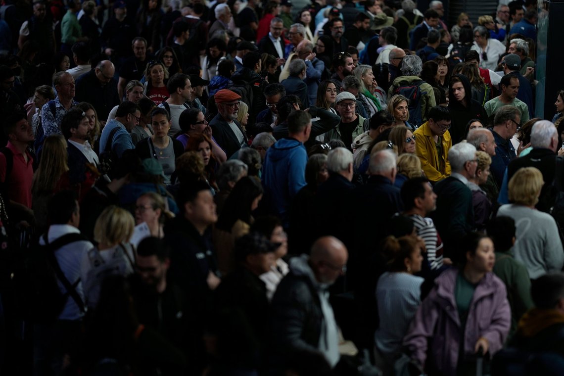 Passengers inside Atocha train station the day after a major power outage in Madrid, Tuesday, April 29, 2025. (AP Photo/Manu Fernandez) Passengers inside Atocha train station the day after a major power outage in Madrid, Tuesday, April 29, 2025. (AP Photo/Manu Fernandez)