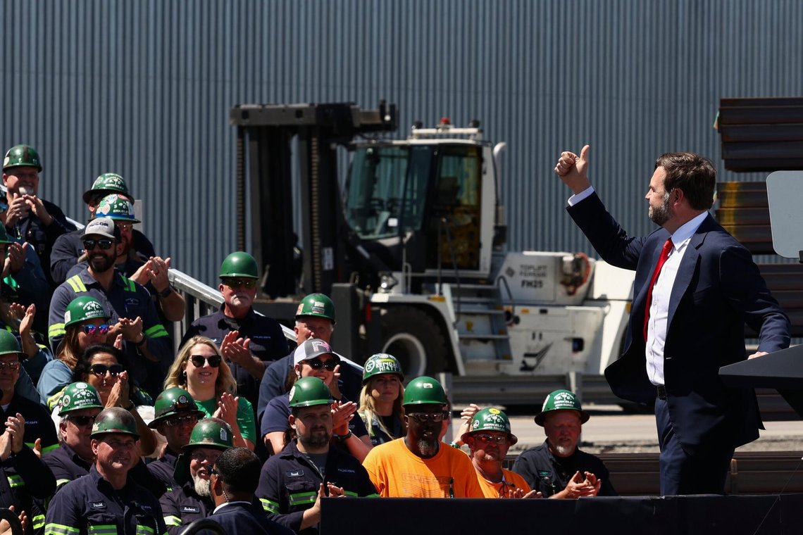 Vicepræsident J.D. Vance talte til rigtige arbejdere hos Nucor Steel Berkeley i Huger, South Carolina, torsdag den 1. maj 2025. Foto: Kevin Lamarque/ Pool Foto via AP/NTB Vicepræsident J.D. Vance talte til rigtige arbejdere hos Nucor Steel Berkeley i Huger, South Carolina, torsdag den 1. maj 2025. Foto: Kevin Lamarque/ Pool Foto via AP/NTB