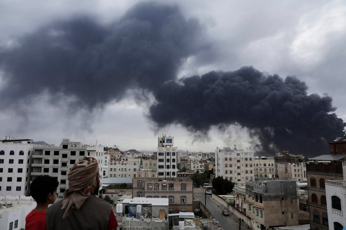 Røg stiger op efter israelske luftangreb på et kraftværk og Sana'a lufthavn den 5. maj 2025. Foto: AP /Osamah Abdulrahman/ NTB Røg stiger op efter israelske luftangreb på et kraftværk og Sana'a lufthavn den 5. maj 2025. Foto: AP /Osamah Abdulrahman/ NTB