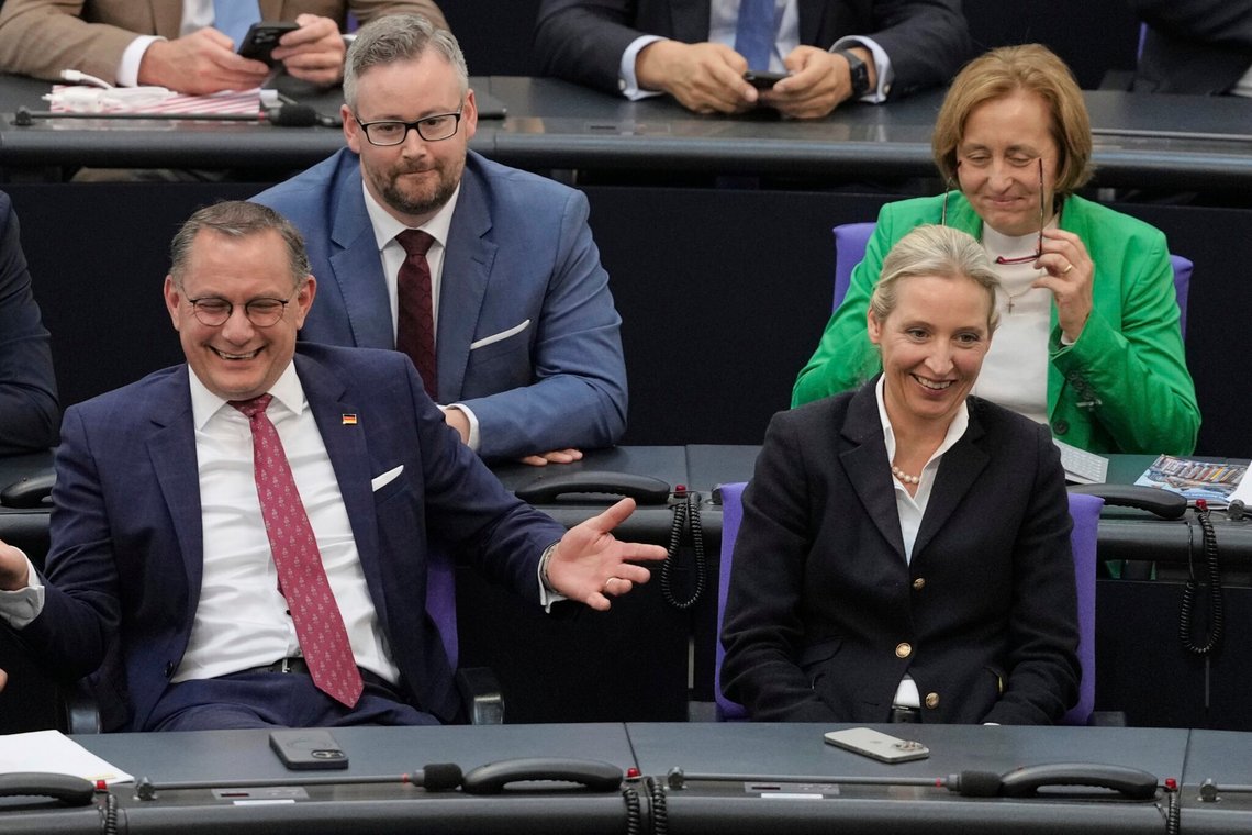 AfD-lederne Tina Chrupalla og Alice Weidel afventer Friedrich Merz' andet forsøg på at opnå en tillidsvotum som premierminister i Forbundsdagen i Berlin den 6. maj 2025. Foto: Markus Schreiber / AP / NTB. AfD-lederne Tina Chrupalla og Alice Weidel afventer Friedrich Merz' andet forsøg på at opnå en tillidsvotum som premierminister i Forbundsdagen i Berlin den 6. maj 2025. Foto: Markus Schreiber / AP / NTB.