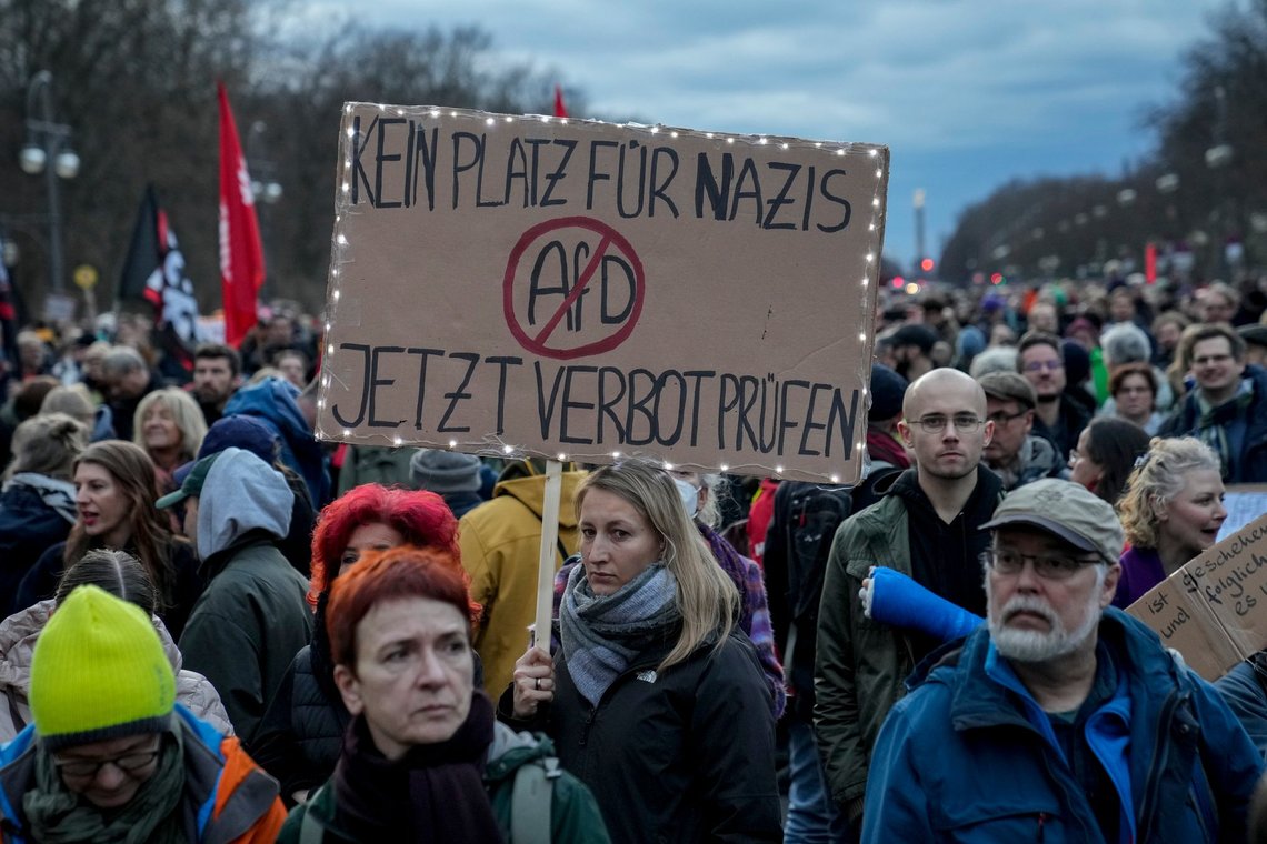 Mobilisering af venstrefløjen var en del af strategien for at fremtvinge et forbud. Det skulle give indtryk af folkelig opbakning. I baggrunden lurer NGO'er med penge fra Open Society Foundation og andre. De anvender en nu velkendt taktik. Demonstrationen fandt sted i Berlin den 25. januar. AP Photo/Ebrahim Noroozi Mobilisering af venstrefløjen var en del af strategien for at fremtvinge et forbud. Det skulle give indtryk af folkelig opbakning. I baggrunden lurer NGO'er med penge fra Open Society Foundation og andre. De anvender en nu velkendt taktik. Demonstrationen fandt sted i Berlin den 25. januar. AP Photo/Ebrahim Noroozi