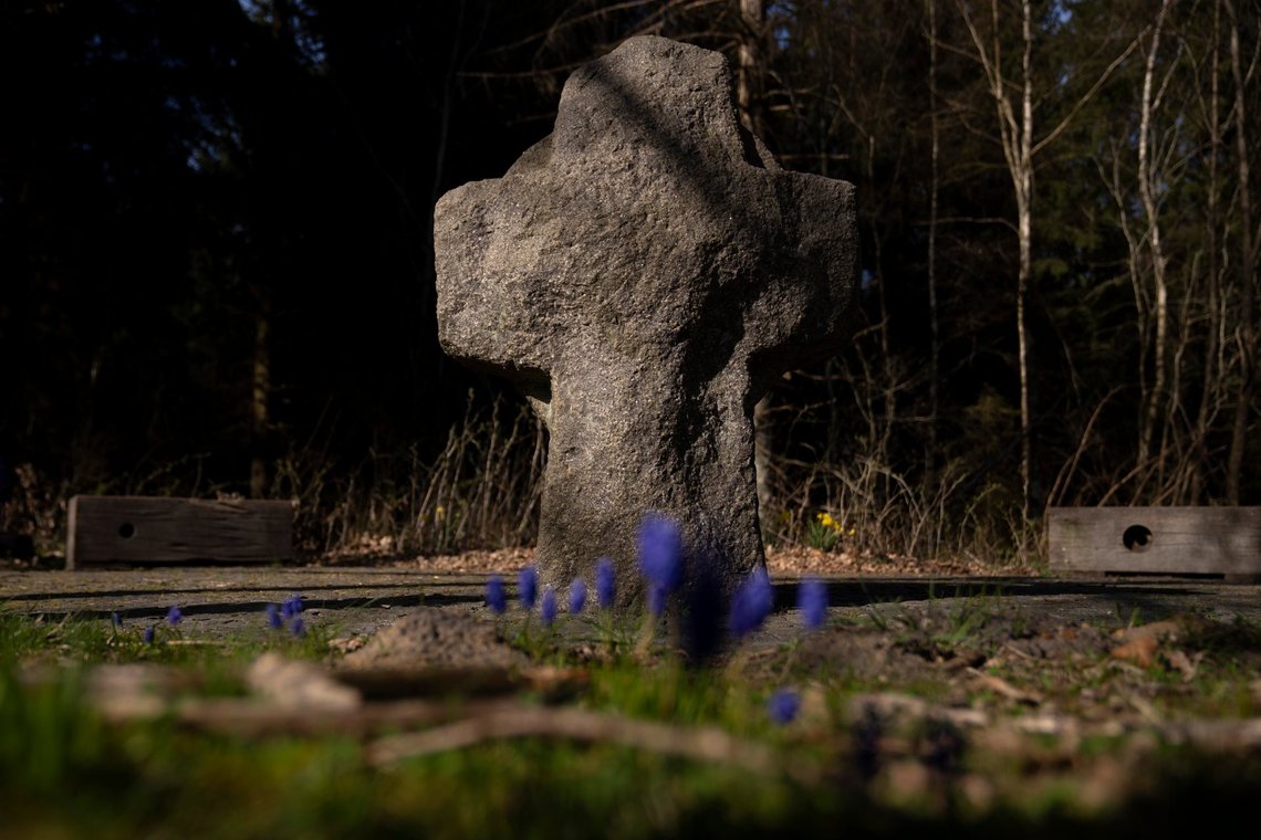 Mindekorset for Kaj Munk på Hørbylunde Bakke, vest for Silkeborg onsdag den 9. april 2025 . Kaj Munk blev myrdet 4. januar 1944 af Petergruppen under Sonderkommando Dänemark. Kaj Munks lig blev fundet af en lokal murer dagen efter på det sted, hvor stenen står i dag.. (Foto: Bo Amstrup/Ritzau Scanpix) Mindekorset for Kaj Munk på Hørbylunde Bakke, vest for Silkeborg onsdag den 9. april 2025 . Kaj Munk blev myrdet 4. januar 1944 af Petergruppen under Sonderkommando Dänemark. Kaj Munks lig blev fundet af en lokal murer dagen efter på det sted, hvor stenen står i dag.. (Foto: Bo Amstrup/Ritzau Scanpix)