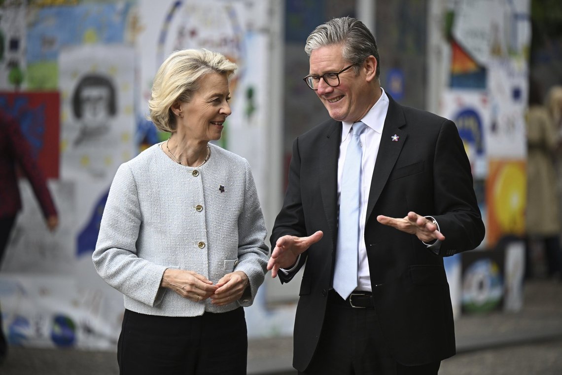 EU-Kommissionens formand Ursula von der Leyen (til venstre) er blandt de ledere, der forventes til topmøde med Keir Starmer i London. Starmer's kontor varsler en ny samarbejdsaftale med EU, godt fem år efter at briterne forlod unionen. Arkivfoto: Leon Neal / AP / NTB EU-Kommissionens formand Ursula von der Leyen (til venstre) er blandt de ledere, der forventes til topmøde med Keir Starmer i London. Starmer's kontor varsler en ny samarbejdsaftale med EU, godt fem år efter at briterne forlod unionen. Arkivfoto: Leon Neal / AP / NTB