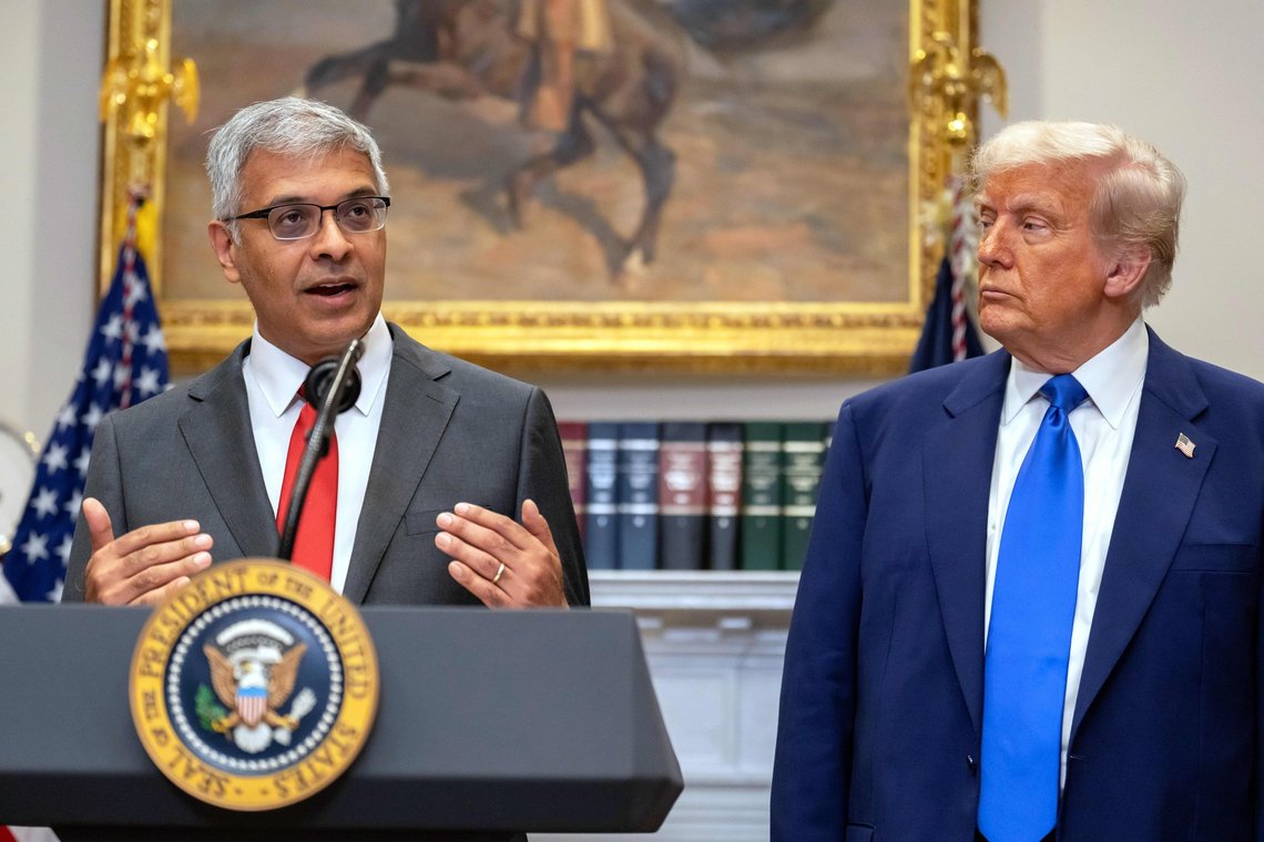 Jay Bhattacharya, til venstre, direktør for National Institutes of Health, taler mens president Donald Trump lytter under et arrangement i Roosevelt Room i Det hvite hus, 12. mai 2025, i Washington. Foto: Mark Schiefelbein, AP-NTB. Jay Bhattacharya, til venstre, direktør for National Institutes of Health, taler mens president Donald Trump lytter under et arrangement i Roosevelt Room i Det hvite hus, 12. mai 2025, i Washington. Foto: Mark Schiefelbein, AP-NTB.