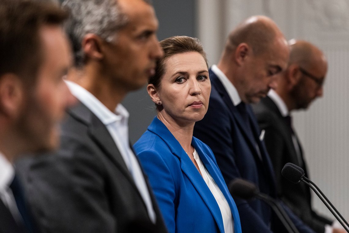 Statsminister Mette Frederiksen holder pressemøde i Statsministeriet dagen efter minkkommissionens konklusioner, fredag den 1. juli 2022. Fra venstre: Erhvervsminister Simon Kollerup, justitsminister Mattias Tesfaye, statsminister Mette Frederiksen, sundhedsminister Magnus Heunicke og Fødevareminister Rasmus Prehn. (Foto: Ólafur Steinar Rye Gestsson/Ritzau Scanpix) Statsminister Mette Frederiksen holder pressemøde i Statsministeriet dagen efter minkkommissionens konklusioner, fredag den 1. juli 2022. Fra venstre: Erhvervsminister Simon Kollerup, justitsminister Mattias Tesfaye, statsminister Mette Frederiksen, sundhedsminister Magnus Heunicke og Fødevareminister Rasmus Prehn. (Foto: Ólafur Steinar Rye Gestsson/Ritzau Scanpix)
