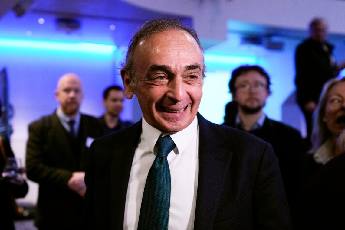 Den franske politiker Eric Zemmour, ankommer til de nationale konservatives konference i Bruxelles, den 17. april 2024. Foto: Virginia Mayo, AP-N Den franske politiker Eric Zemmour, ankommer til de nationale konservatives konference i Bruxelles, den 17. april 2024. Foto: Virginia Mayo, AP-N