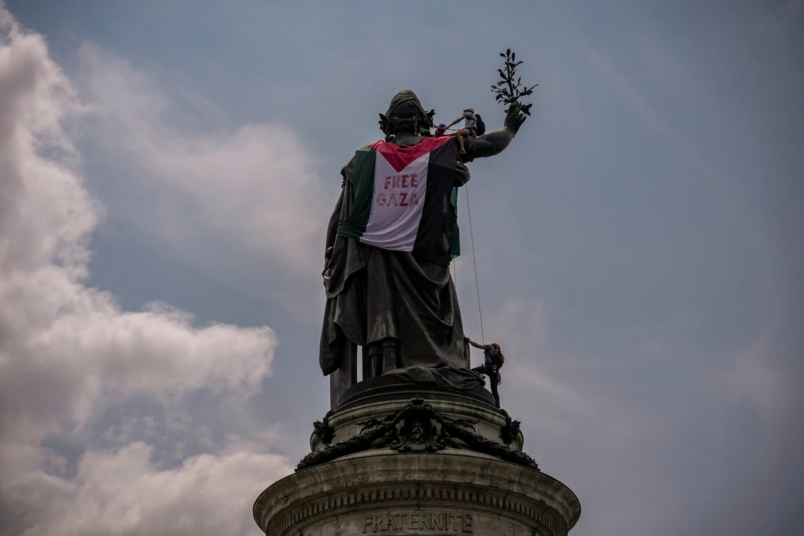 Monument de la République med det palæstinensiske flag ses under en pro-palæstinensisk demonstration indkaldt af flere fagforeninger på Place de la République i Paris, Frankrig, lørdag den 14. juni 2025. (AP Photo/Aurelien Morissard) Monument de la République med det palæstinensiske flag ses under en pro-palæstinensisk demonstration indkaldt af flere fagforeninger på Place de la République i Paris, Frankrig, lørdag den 14. juni 2025. (AP Photo/Aurelien Morissard)