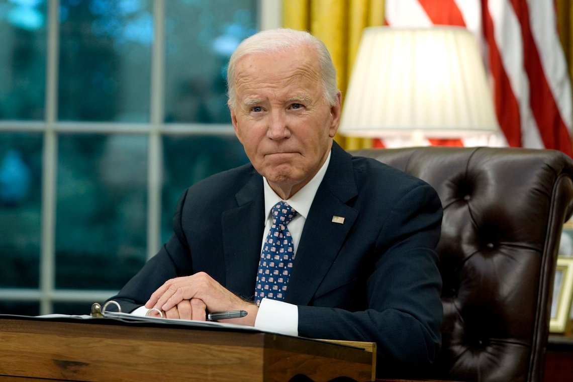 Præsident Joe Biden i Det Ovale Kontor i Det Hvide Hus i Washington, 30. september 2024. Noen uker senere tabte han valget, og da åbnede han pengekassen på vid gab. Foto: AP /Mark Schiefelbein/ NTB Præsident Joe Biden i Det Ovale Kontor i Det Hvide Hus i Washington, 30. september 2024. Noen uker senere tabte han valget, og da åbnede han pengekassen på vid gab. Foto: AP /Mark Schiefelbein/ NTB