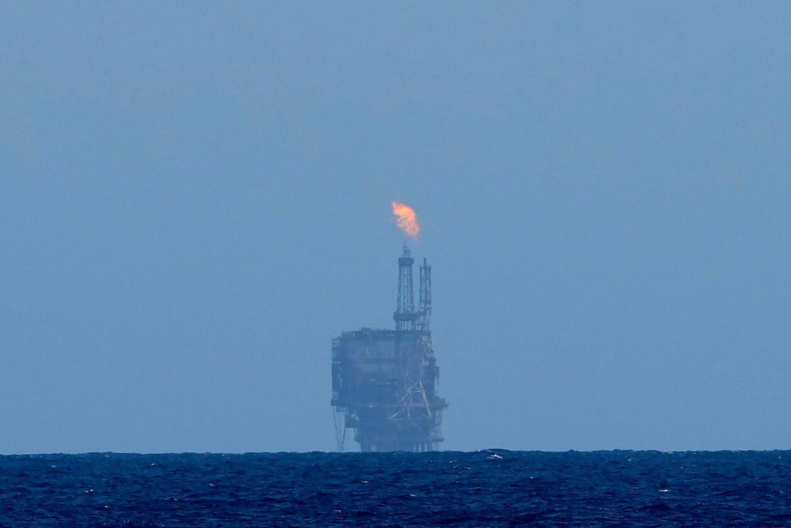 Udsigt til en olieplatform i Middelhavet nord for Libyen. Foto: Petros Karadjias / AP / NTB. Udsigt til en olieplatform i Middelhavet nord for Libyen. Foto: Petros Karadjias / AP / NTB.