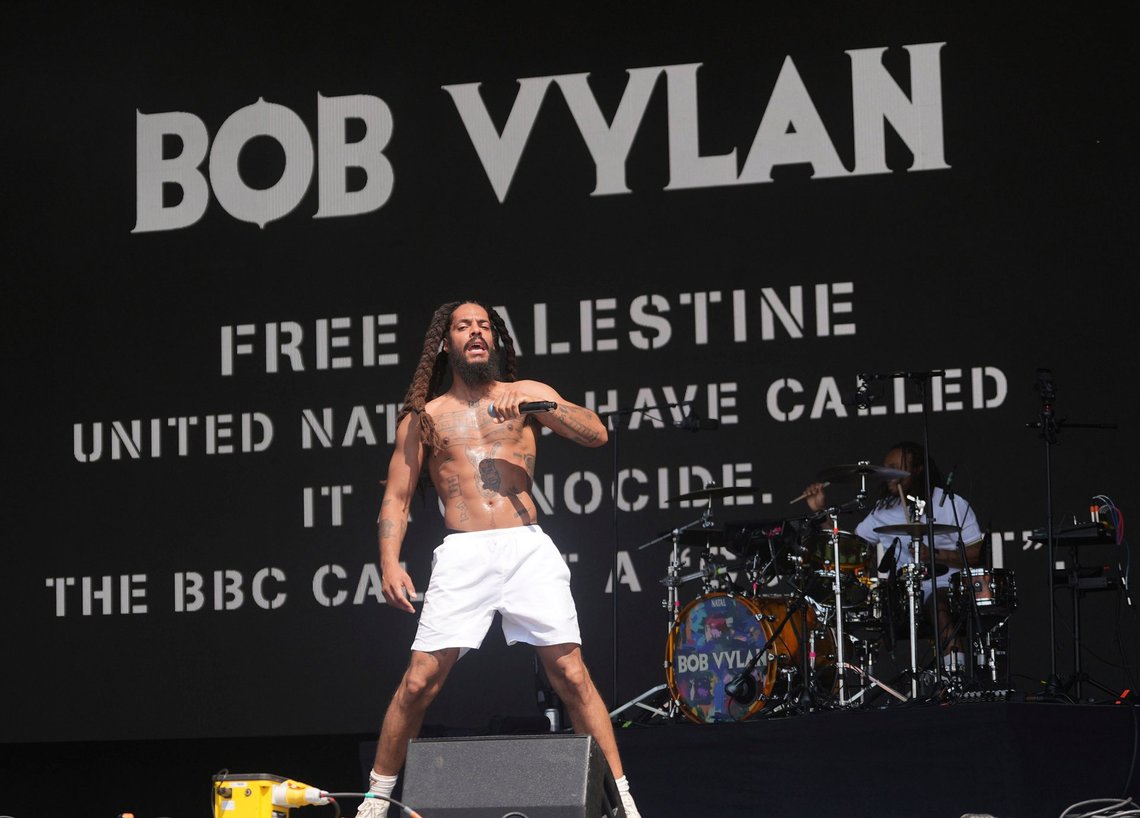 Bob Vylan optræder på West Holts Stage under Glastonbury Festival på Worthy Farm i Somerset, England, lørdag den 28. juni 2025. Foto: Yui Mok/PA via AP/ NTB Bob Vylan optræder på West Holts Stage under Glastonbury Festival på Worthy Farm i Somerset, England, lørdag den 28. juni 2025. Foto: Yui Mok/PA via AP/ NTB