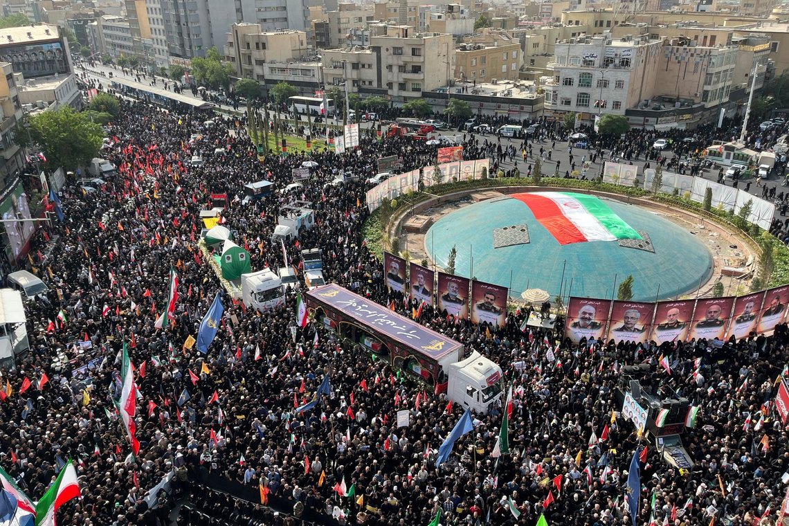 Hundredtusinder mødte op i Teheran lørdag for at tage afsked med de militære ledere og atomforskere, der er blevet dræbt i krigen mod Israel. Efter det amerikanske bombeangreb frygter mange, at Iran vil satse på terror i Vesten. Foto: AP / NTB Hundredtusinder mødte op i Teheran lørdag for at tage afsked med de militære ledere og atomforskere, der er blevet dræbt i krigen mod Israel. Efter det amerikanske bombeangreb frygter mange, at Iran vil satse på terror i Vesten. Foto: AP / NTB