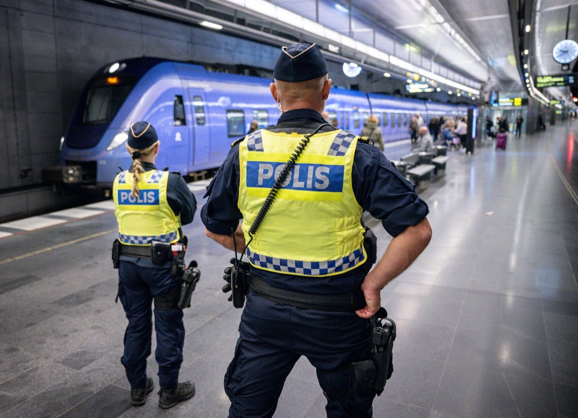 Politiet patruljerer lørdag aften på perronerne på Malmö C nedre, hvor Pågatåg og Öresundståg passerer. Siden slutningen af august har det svenske politi øget tilstedeværelsen på steder, hvor offentlige transportmidler passerer mellem Sverige og Danmark. Foto: Johan Nilsson / TT / NTB Politiet patruljerer lørdag aften på perronerne på Malmö C nedre, hvor Pågatåg og Öresundståg passerer. Siden slutningen af august har det svenske politi øget tilstedeværelsen på steder, hvor offentlige transportmidler passerer mellem Sverige og Danmark. Foto: Johan Nilsson / TT / NTB