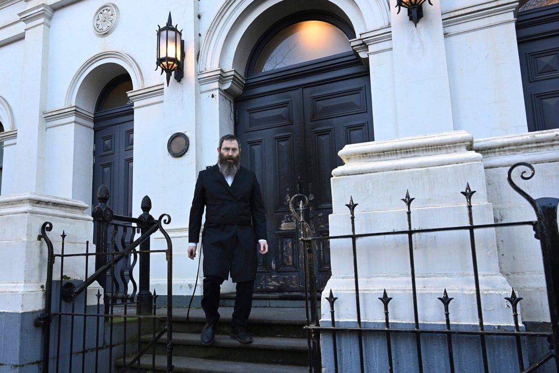 Rabbiner Dovid Gutnick går forbi skader på facaden af East Melbourne Hebrew Congregation i Melbourne, lørdag den 5. juli 2025, efter at en brandstifter satte ild til døren. (James Ross/AAP Billede via AP) Rabbiner Dovid Gutnick går forbi skader på facaden af East Melbourne Hebrew Congregation i Melbourne, lørdag den 5. juli 2025, efter at en brandstifter satte ild til døren. (James Ross/AAP Billede via AP)