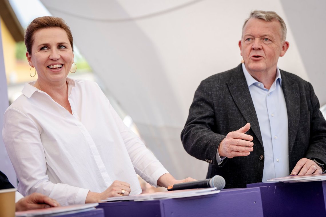Statsminister Mette Frederiksen (S) og Lars Løkke Rasmussen (M) under debat hos Dansk Industri på Folkemødet på Bornholm torsdag den 12. juni 2025.. (Foto: Mads Claus Rasmussen/Ritzau Scanpix) Statsminister Mette Frederiksen (S) og Lars Løkke Rasmussen (M) under debat hos Dansk Industri på Folkemødet på Bornholm torsdag den 12. juni 2025.. (Foto: Mads Claus Rasmussen/Ritzau Scanpix)