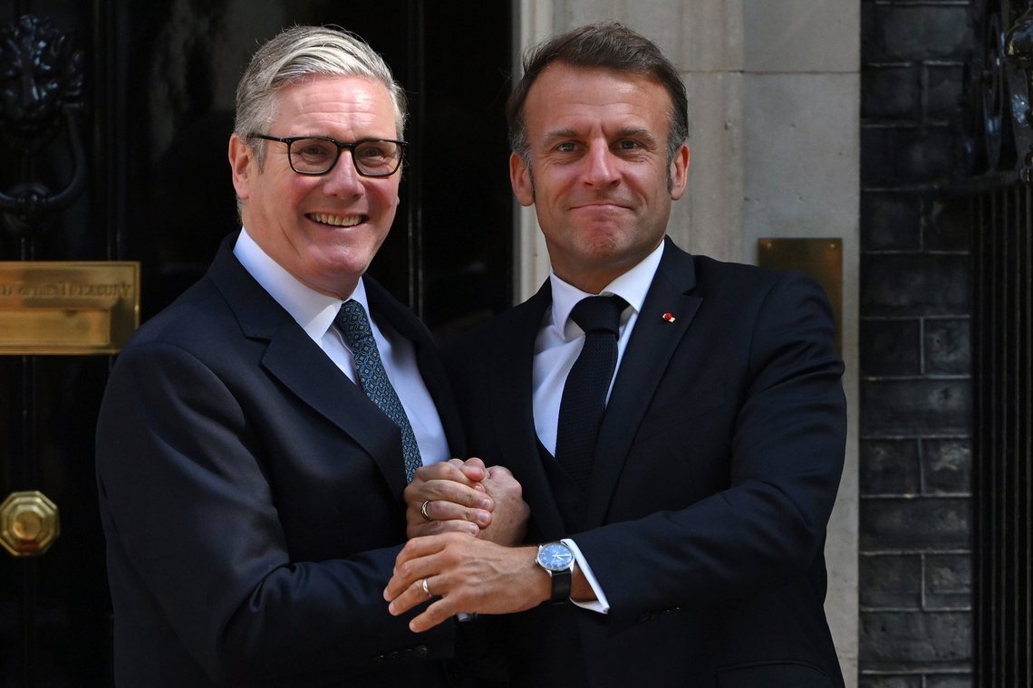 Torsdag fik den britiske premierminister Keir Starmer besøg af den franske præsident Emmanuel Macron. De to forhandlede sig frem til en aftale om bådmigranter, som sandsynligvis ikke vil blive godt modtaget af briterne. Foto: AP / NTB Torsdag fik den britiske premierminister Keir Starmer besøg af den franske præsident Emmanuel Macron. De to forhandlede sig frem til en aftale om bådmigranter, som sandsynligvis ikke vil blive godt modtaget af briterne. Foto: AP / NTB